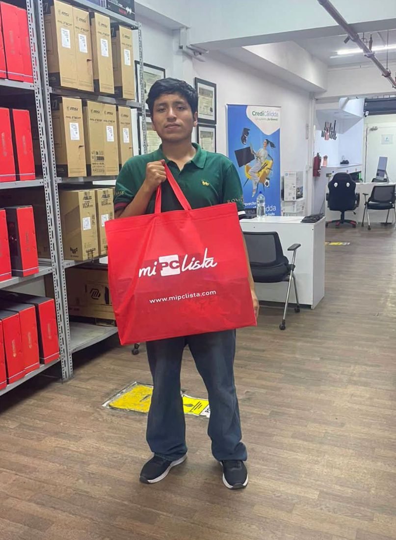 Cliente con la bolsa de su compra dentro de la tienda