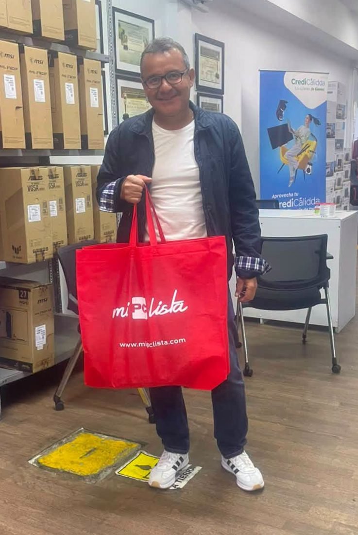 Cliente sonriente con la bolsa de su compra en la tienda