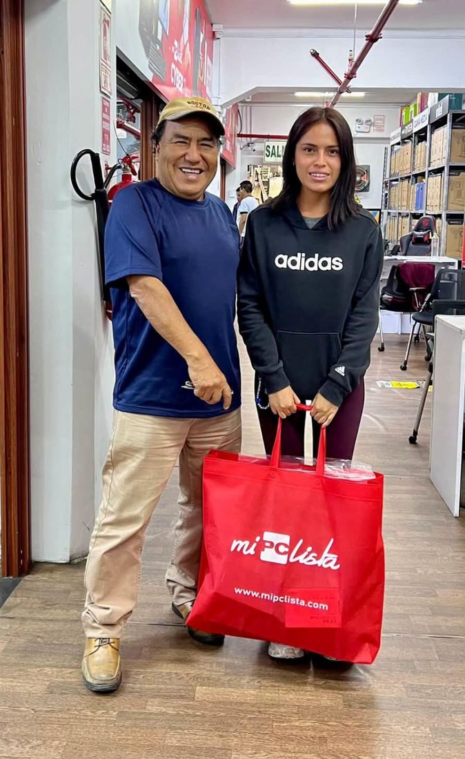 Dos clientes posando con su compra en la tienda